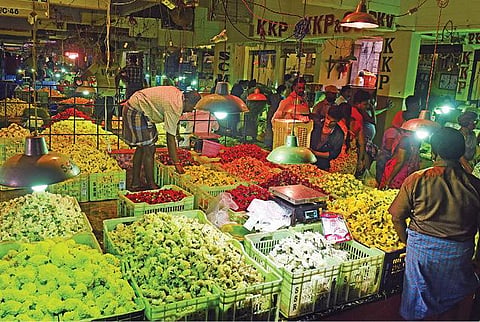 பொங்கல் பண்டிகையை ஒட்டி, கோயம்பேடு சந்தையில் விற்பனைக்காக குவித்து வைக்கப்பட்டுள்ள மலர்கள்.