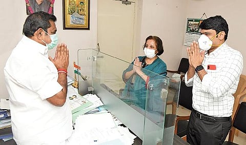 `தி இந்து' குழும வெளியீடுகள் நிறுவனத் தலைவர் டாக்டர் மாலினி பார்த்தசாரதி, முதல்வர் பழனிசாமியை சென்னை முகாம் அலுவலகத்தில் மரியாதை நிமித்தமாக நேற்று சந்தித்தார். `தி இந்து' நாளிதழின் முதுநிலை உதவி ஆசிரியர் விஜய்குமார் உடனிருந்தார்.