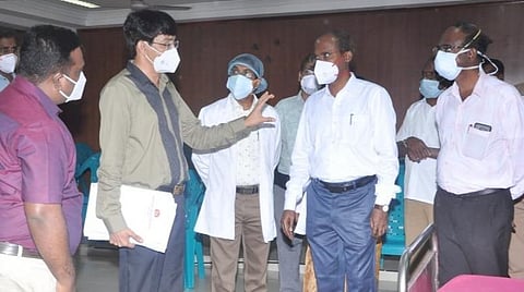 விழுப்புரம் அரசு மருத்துவக் கல்லூரி மருத்துவமனையில் சுகாதாரத் துறைச் செயலாளர் ராதாகிருஷ்ணன் ஆய்வு செய்தார். அருகில் மாவட்ட ஆட்சியர் அண்ணாதுரை.
