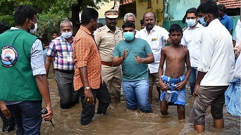 தூத்துக்குடி பிரையண்ட் நகர் பகுதியில் மழைநீர் தேங்கியுள்ள இடங்களை மாநகராட்சி ஆணையர் வீ.ப.ஜெயசீலன் நேரில் பார்வையிட்டு, மழைநீரை வெளியேற்றும் பணிகளை முடுக்கிவிட்டார். படம்: என்.ராஜேஷ்