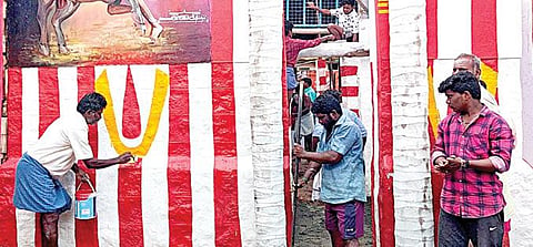 அலங்காநல்லூரில் உலகப்புகழ் பெற்ற ஜல்லிக்கட்டு இன்று நடக்கிறது. இதற்காக தயார் நிலையில் உள்ள வாடிவாசல். படம்: எஸ். கிருஷ்ணமூர்த்தி
