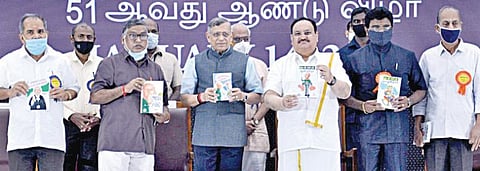 ‘துக்ளக்' வார இதழின் 51-வது ஆண்டு விழா, சென்னை கலைவாணர் அரங்கில் நேற்று முன்தினம் நடந்தது. இதில், பாஜக தேசியத் தலைவர் ஜெ.பி.நட்டா சிறப்பு விருந்தினராகப் பங்கேற்றார்.  உடன் ‘துக்ளக்’ ஆசிரியர் எஸ்.குருமூர்த்தி உள்ளிட்டோர்.