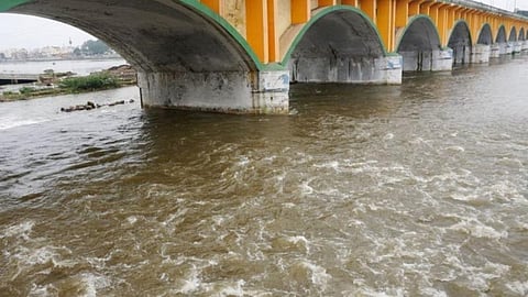 வைகையில் தண்ணீர் திறப்பதற்கு முன்பே மதுரையில் பெருக்கெடுத்து ஓடும் வெள்ளம்: முன்னெச்சரிக்கை நடவடிக்கை கோரும் பொதுமக்கள்