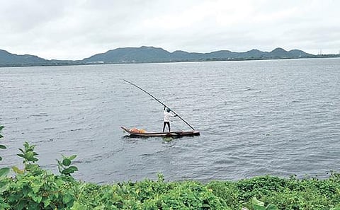 சமீபத்தில் பெய்த கன மழையால் முழு கொள்ளளவை எட்டிய கொளவாய் ஏரி.