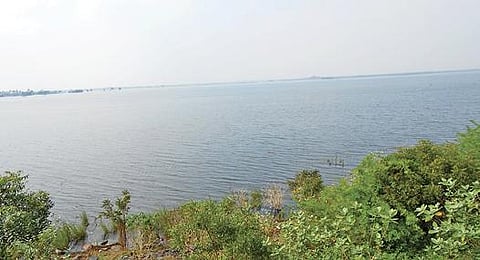நீர் நிரம்பிய நிலையில் உள்ள மதுராந்தகம் ஏரி.