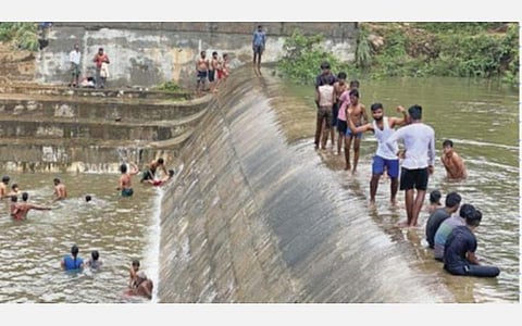 திண்டுக்கல் மாவட்டம் எ.வெள்ளோடு அருகே நிரம்பி வழியும் ராமக்கால் நீர்த்தேக்கத்தில் குளித்து மகிழும் கிராம மக்கள்.