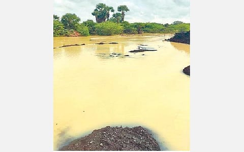 காளையார்கோவில் அருகே கண்ணார்குளம் பகுதியில் வெள்ளத்தில் அடித்து செல்லப்பட்ட கரிமூட்டக் கூடம்.