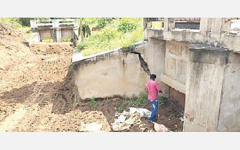 மானாமதுரை அருகே கிருங்காகோட்டை பகுதியில் உள்ள நாட்டார் கால்வாய்.