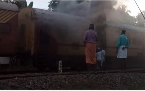 இன்று காலை மலபார் ரயிலில் ஏற்பட்ட தீவிபத்து அணைக்கும்பணியில் ஈடுபட்டுள்ள தீயணைப்பு அதிகாரிகள்