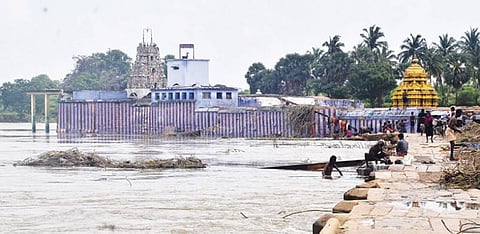 அணைகளில் இருந்து திறக்கப்படும் தண்ணீரின் அளவு  குறைக்கப்பட்டதையடுத்து  தாமிரபரணி ஆற்றில் வெள்ளம்  குறைந்ததால் திருநெல்வேலி குறுக்குத்துறை முருகன் கோயில் மண்டபம் வெளியே தெரிகிறது.  படம்: மு.லெட்சுமி அருண்