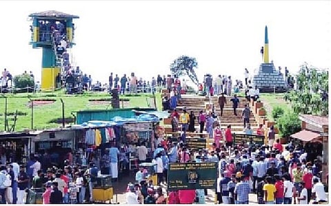 கொடைக்கானலில் மோயர் பாய்ண்ட் பகுதியில் இயற்கை எழிலை ரசித்த சுற்றுலா பயணிகள்.