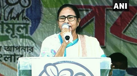 நந்திகிராமில் இன்று நடந்த பேரணியில் மம்தா பானர்ஜி பேசிய காட்சி: படம் | ஏஎன்ஐ.