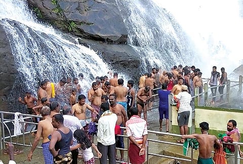 வெள்ளப்பெருக்கு குறைந்ததால் குற்றாலம் பிரதான அருவியில் சுற்றுலாப் பயணிகள் மகிழ்ச்சியுடன் குளித்தனர்.