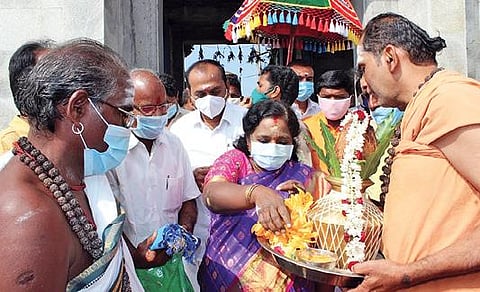 திருவள்ளூர் மாவட்டம், திருமழிசை அருகே நேமம் ஆவுண்டீஸ்வரர் கோயிலுக்கு சுவாமி தரிசனம் செய்ய வந்த தெலங்கானா ஆளுநர் தமிழிசை சவுந்தரராஜனுக்கு கோயில் நிர்வாகம் சார்பில் பூர்ணகும்ப மரியாதை அளிக்கப்பட்டது.