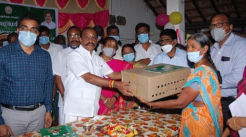 கோவில்பட்டி அருகே இடைசெவல் கிராமத்தில் புறக்கடை கோழிக் குஞ்சுகளை அமைச்சர் கடம்பூர் ராஜூ பயனாளிகளுக்கு வழங்கினார்.