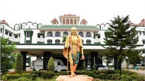தேர்தல் பணியில் ஈடுபடும் அரசு ஊழியர்கள் தபால் வாக்குக்குப் பதிலாக மின்னணு இயந்திரம் வழியாக வாக்களிக்க வசதி கோரி வழக்கு: இந்தியத் தேர்தல் ஆணையம் பதிலளிக்க உத்தரவு