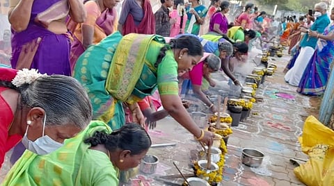 பாரம்பரியம் மணக்கும் நாட்டரசன்கோட்டை செவ்வாய் பொங்கல்: ஒரே சமயத்தில் 917 பேர் பொங்கல் வைப்பு