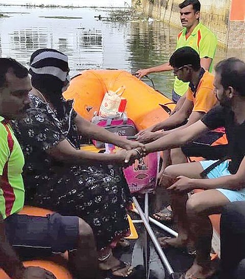 தூத்துக்குடியில் மழை  வெள்ளத்தால் வீட்டை விட்டு வெளியே வரமுடியாமல் தவித்த புற்றுநோயாளியை தீயணைப்பு படையினர் ரப்பர் படகு மூலம் மீட்டு மருத்துவமனைக்கு அனுப்பி வைத்தனர்.