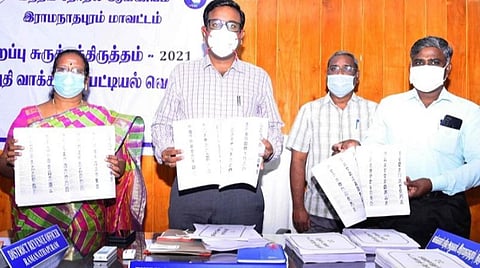 அங்கீகரிக்கப்பட்ட அரசியல் கட்சியினர் முன்பு இறுதி வாக்காளர் பட்டியலை வெளியிட்ட ஆட்சியர் தினேஷ் பொன்ராஜ் ஆலிவர்.