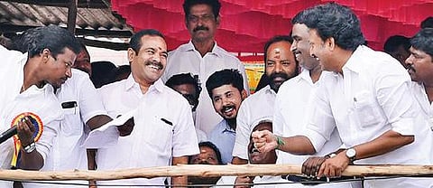 ஜல்லிக்கட்டு விழாவில் பங்கேற்ற அதிமுக தெற்கு மாவட்டச் செயலாளர் ப.குமார், திமுக எம்எல்ஏ அன்பில் மகேஷ் பொய்யாமொழி, மநீம மாநிலச் செயலாளர் முருகானந்தம் ஆகியோர்.படங்கள்: ஜி.ஞானவேல்முருகன்