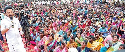 மதுரை அருகே செக்கானூரணியில் நேற்று மாலை நடைபெற்ற மக்கள் கிராமசபைக் கூட்டத்தில் பேசிய திமுக தலைவர்மு.க.ஸ்டாலின்.படம்: எஸ். கிருஷ்ணமூர்த்தி