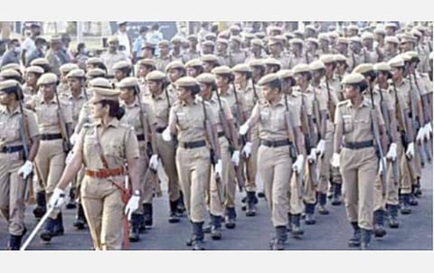 குடியரசு தினத்தை முன்னிட்டு, சென்னை மெரினா கடற்கரை காமராஜர் சாலையில் நேற்று நடைபெற்ற தமிழக காவல் துறையினரின்  அணிவகுப்பு ஒத்திகை. படம்: ம.பிரபு