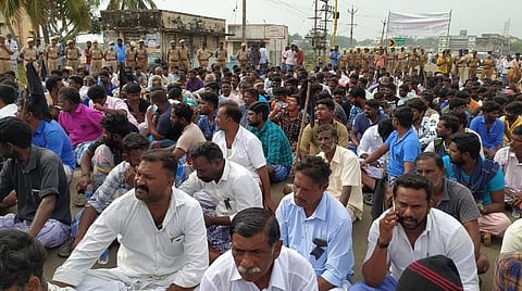 இலங்கை கடற்படையினரைக் கண்டித்து கோட்டைப்பட்டினம் மீனவர்கள் சாலை மறியல்