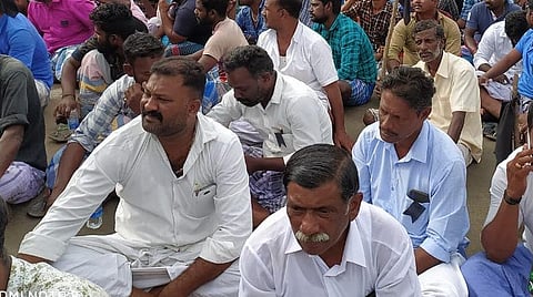 ராமநாதபுரம்-தூத்துக்குடி கிழக்கு கடற்கரைச் சாலையில் சாலை மறியலில் ஈடுபட்ட தாதனேந்தல் கிராம மக்கள்.  