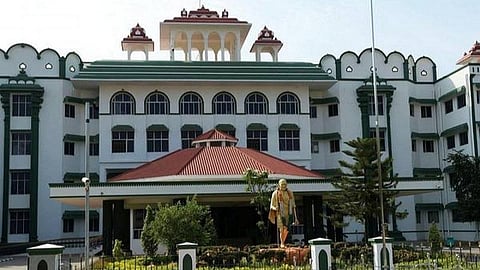 அரசுப் பள்ளிகளில் நுழைவுத் தேர்வு பயிற்சி மையங்கள் அமைக்க வழக்கு: அரசு பதிலளிக்க உத்தரவு