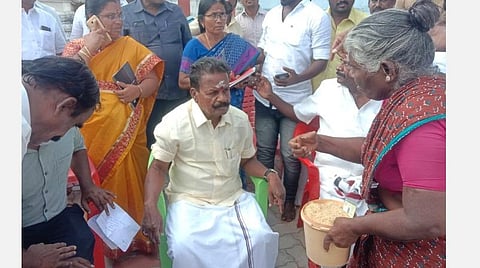 சிவகங்கை அருகே ரேஷன்கடையில் தரக்குறைவான அரிசி விநியோகம்: கிராம மக்கள் புகார்; அமைச்சர் சமரசம்