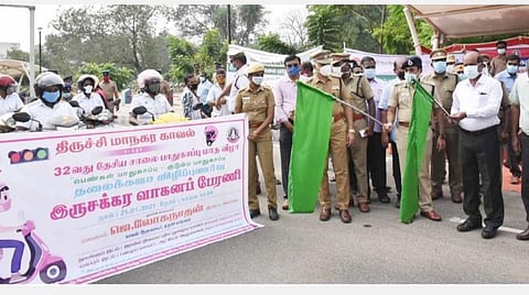 இருசக்கர வாகனப் பேரணியைக் கொடியசைத்துத் தொடக்கி வைக்கும் மாவட்ட ஆட்சியர் சு.சிவராசு, மாநகரக் காவல் ஆணையர் ஜெ.லோகநாதன். உடன் மாநகரக் காவல் துணை ஆணையர் ஆர்.வேதரத்தினம் உள்ளிட்டோர்.