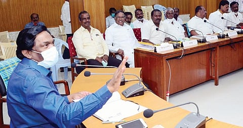 சென்னை தேனாம்பேட்டையில் உள்ள தொழிலாளர் நல ஆணையர் அலுவலகத்தில், தொழிலாளர் நல இணை ஆணையர் லட்சுமிகாந்தனுடன் நேற்று பேச்சுவார்த்தையில் ஈடுபட்ட போக்குவரத்துக் கழக  தொழிற்சங்கத்தினர். படம்: க.பரத்