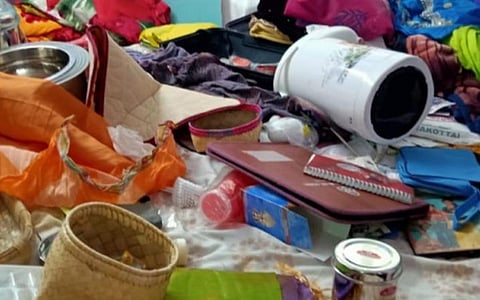 தேவகோட்டை அருகே வீட்டின் கதவை உடைத்து 79 பவுன் நகை, ஆறரைக் கிலோ வெள்ளி கொள்ளை: தடயத்தை அழிக்க மல்லிப்பொடி தூவிச் சென்ற கொள்ளையர்கள்
