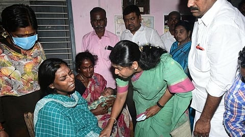 இலங்கைக் கடற்படையினரின் தாக்குதலில் உயிரிழந்த மீனவர்களின் குடும்பத்தினரை நேரில் சந்தித்து கனிமொழி எம்.பி ஆறுதல்: தலா ரூ.1 லட்சம் நிவாரண உதவி