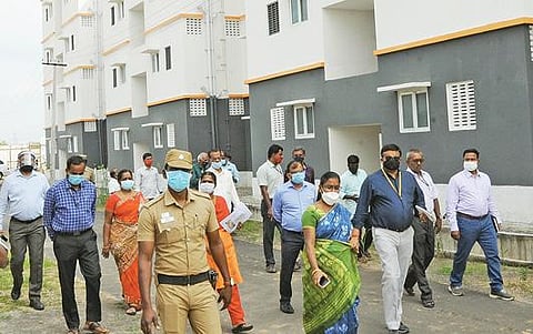 காஞ்சிபுரம் வேகவதி ஆற்றின் கரையோரம்  இருக்கும் மக்களுக்காக கட்டப்பட்டுள்ள குடியிருப்புகளை தேசிய பேரிடர் மேலாண்மை மைய மத்தியக் குழுவினர் ஆய்வு செய்தனர். உடன் காஞ்சி மாவட்ட ஆட்சியர் மகேஸ்வரி.