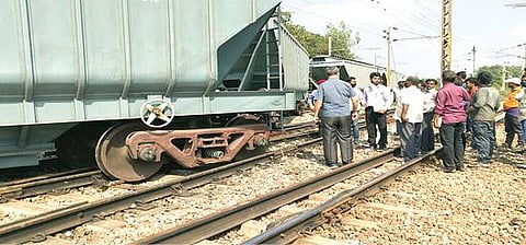 அரக்கோணம் அருகே தடம்புரண்ட ரயில் பெட்டிகளை மீட்கும் பணியில் ஈடுபட்டுள்ள ரயில்வே அதிகாரிகள் குழுவினர்.