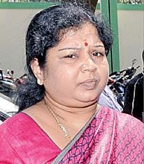 சசிகலாவுடன் இருந்த இளவரசிக்கும் கரோனா: பெங்களூரு விக்டோரியா மருத்துவமனையில் அனுமதி