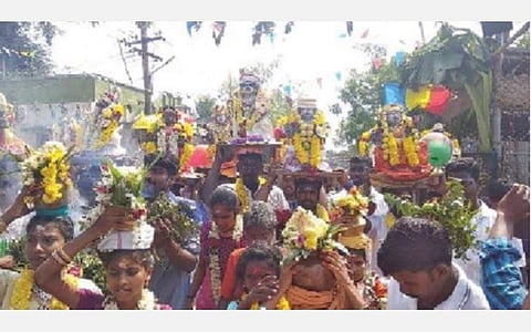 சி.முட்லூரில் மேள தாளம் முழங்கிட வெள்ளாற்றில் கரைத்திட கன்னி சிலைகள் எடுத்து செல்லப்படுகின்றன.