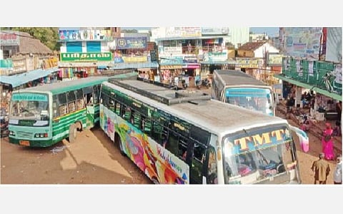 இடநெருக்கடியில் காளையார்கோவில் பஸ் நிலையம்.
