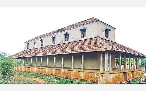 சிவகங்கை அருகே கம்பீரமாக நிற்கும் நெற்களஞ்சியம்.