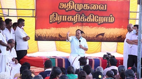 படவிளக்கம்:

காட்பாடியில் நடைபெற்ற மக்கள் கிராம சபைக்கூட்டத்தில் திமுக பொதுச்செயலாளர் துரைமுருகன் பேசினார். அருகில், பகுதி பொறுப்பாளர் சுனில்குமார் உட்படபலர் உள்ளனர்.