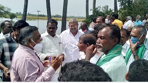 மழை பாதிப்பு; பார்வையிட வராத தேசிய பேரிடர் மேலாண்மை ஆணையக்குழு: வேளாண் அதிகாரிகளை முற்றுகையிட்ட விவசாயிகள்