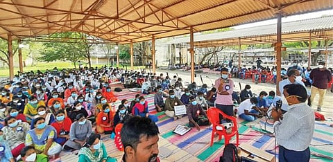 சிதம்பரம் ராஜா முத்தையா மருத்துவக்கல்லூரி மாணவர்கள் நடத்தும் போராட்டத்தை ஆதரித்து தமிழ்நாடு அரசு மருத்துவர்கள் சங்க மாநில துணைத் தலைவர் புலிகேசி பேசினார்.