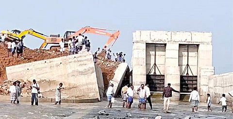 விழுப்புரம் அருகே சேமடைந்த எனதிரிமங்கலம் - தளவானூர் தடுப்பணையின்  தடுப்பு சுவரை சீரமைக்கும் பணியை பொதுப் பணித்துறையினர் மேற்கொண்டுள்ளனர்.