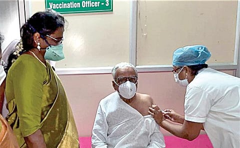 முன்னாள் சுகாதாரத் துறை அமைச்சர் எச்.வி.ஹண்டே சென்னை கீழ்ப்பாக்கம் அரசு மருத்துவக் கல்லூரி மருத்துவமனையில் கரோனா தடுப்பூசி போட்டுக் கொண்டார். அருகில் டீன் வசந்தா மணி.