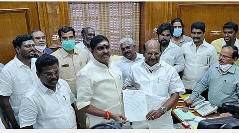 புதுச்சேரி சட்டப்பேரவை வளாகத்தில் சபாநாயகர் சிவக்கொழுந்துவிடம் எம்எல்ஏ, அமைச்சர் பதவிகளை ராஜினாமா செய்வதற்கான கடிதங்களைத் தந்தார் நமச்சிவாயம். அருகே தனது எம்எல்ஏ பதவியை ராஜினாமா செய்த தீப்பாய்ந்தான்.