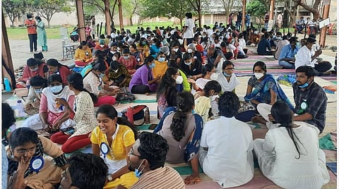 போராட்டத்தில் ஈடுபட்டுள்ள சிதம்பரம் ராஜா முத்தையா மருத்துவக்கல்லூரி மாணவர்களுக்கு முதுகலை மாணவர்கள் வகுப்பு நடத்தினர்.