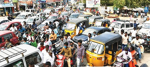 திருவண்ணாமலை அறிவொளி பூங்கா முன்பு நேற்று போக்குவரத்து பாதிப்பு காரணமாக நெரிசலில் சிக்கிய வாகனங்கள்.