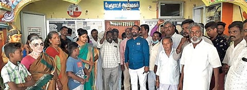 மாமல்லபுரத்தில் சாலை பணிகளில் முறைகேடு நடைபெற்றுள்ளதாக புகார் தெரிவித்து பேரூராட்சி அலுவலகத்தை பூட்டி போராட்டத்தில் ஈடுபட்ட பொதுமக்கள்.