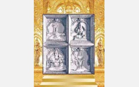 சென்னை காளிகாம்பாள் கோயில் பள்ளியறைக்கு அர்ப்பணிக்கப்பட உள்ள வெள்ளிக் கதவுகள்.